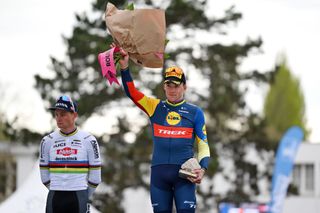 Paris-Roubaix 2024: Mads Pedersen (r) celebrates taking third