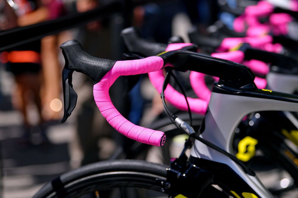 Bright pink bar tape for all of Mitchelton-Scott on the final Giro Rosa stage