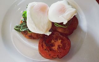 Healthy breakfast recipes: Poached egg and tomatoes