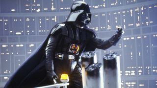 Darth Vader står og kigger efter Luke Skywalker, der netop har kastet sig i afgrunden på Dødsstjernen i "Imperiet slår igen"