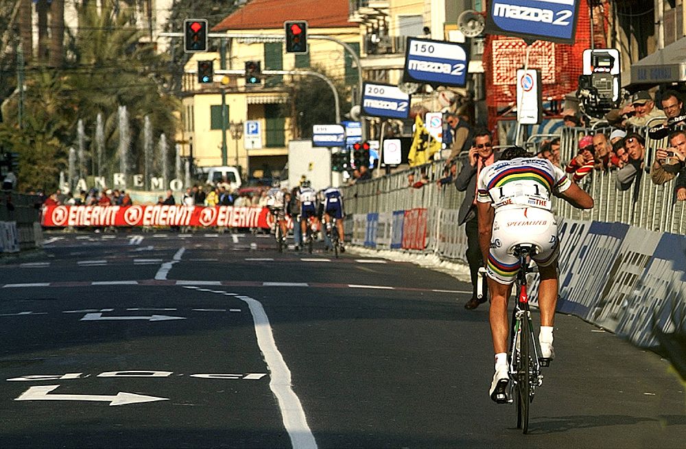 Mario Cipollini as world champion sees the leaders ride off into the distance on the Via Roma in the 2003 Milan-San Remo