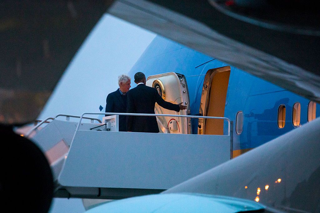 Barack Obama and Bill Clinton at the door of Air Force One