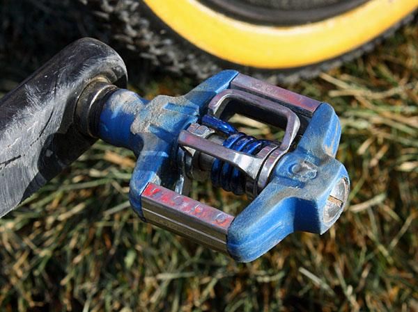 Crankbrothers Candy SL pedals offer a bit more of a platform to stand on than its more minimal Egg Beater.
