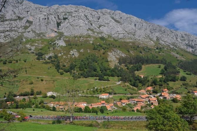 The peloton makes its way to the Collada de la Hoz climb