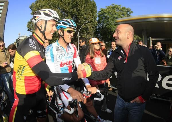 Philippe Gilbert (Omega Pharma-Lotto) shakes hands with Paolo Bettini