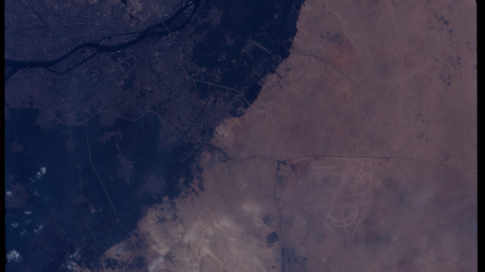 Foto de pirámides tomada desde arriba en Cario, Egipto.