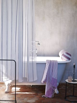 Decorating with stripes - bathroom