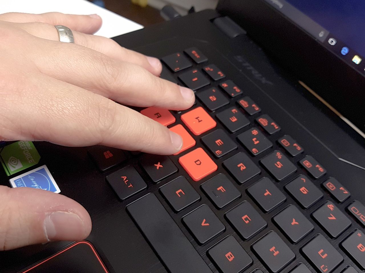 Strix GL 702