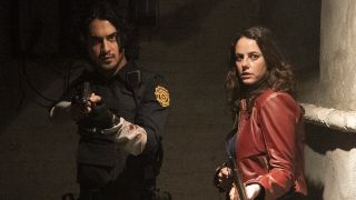 Leon Kennedy och Claire Redfield förbereder sig på att skjuta några zombies i Resident Evil: Welcome to Raccoon City.