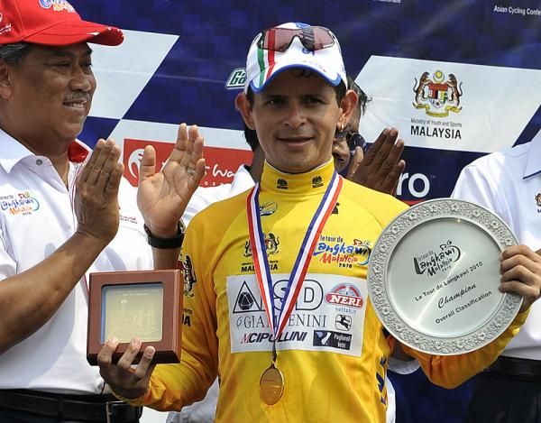 Overall winner Jose Rujano (ISD - Neri) with his trophy.