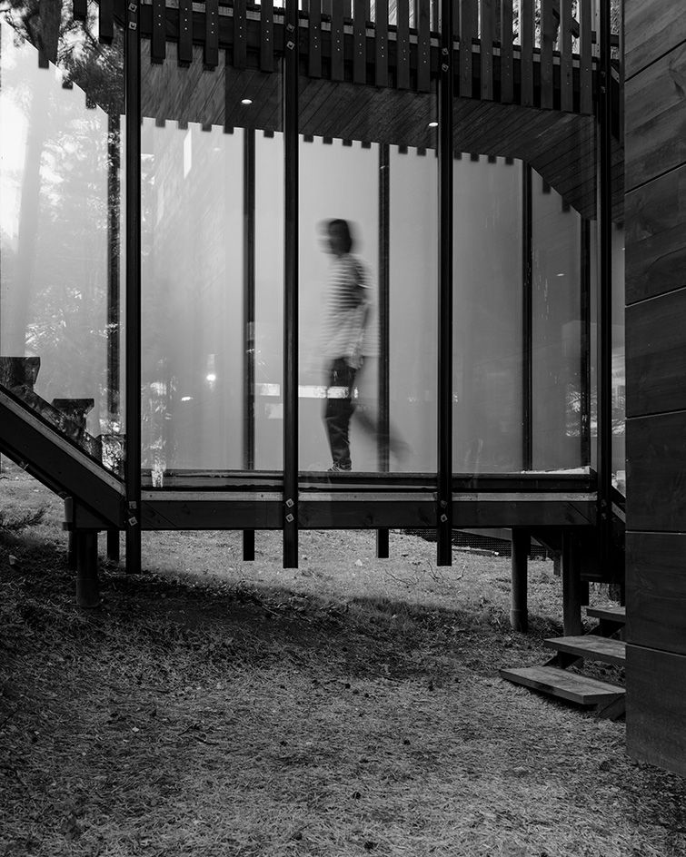 Villa Nikkesmelle by Gartnerfuglen detail from outside looking through glass