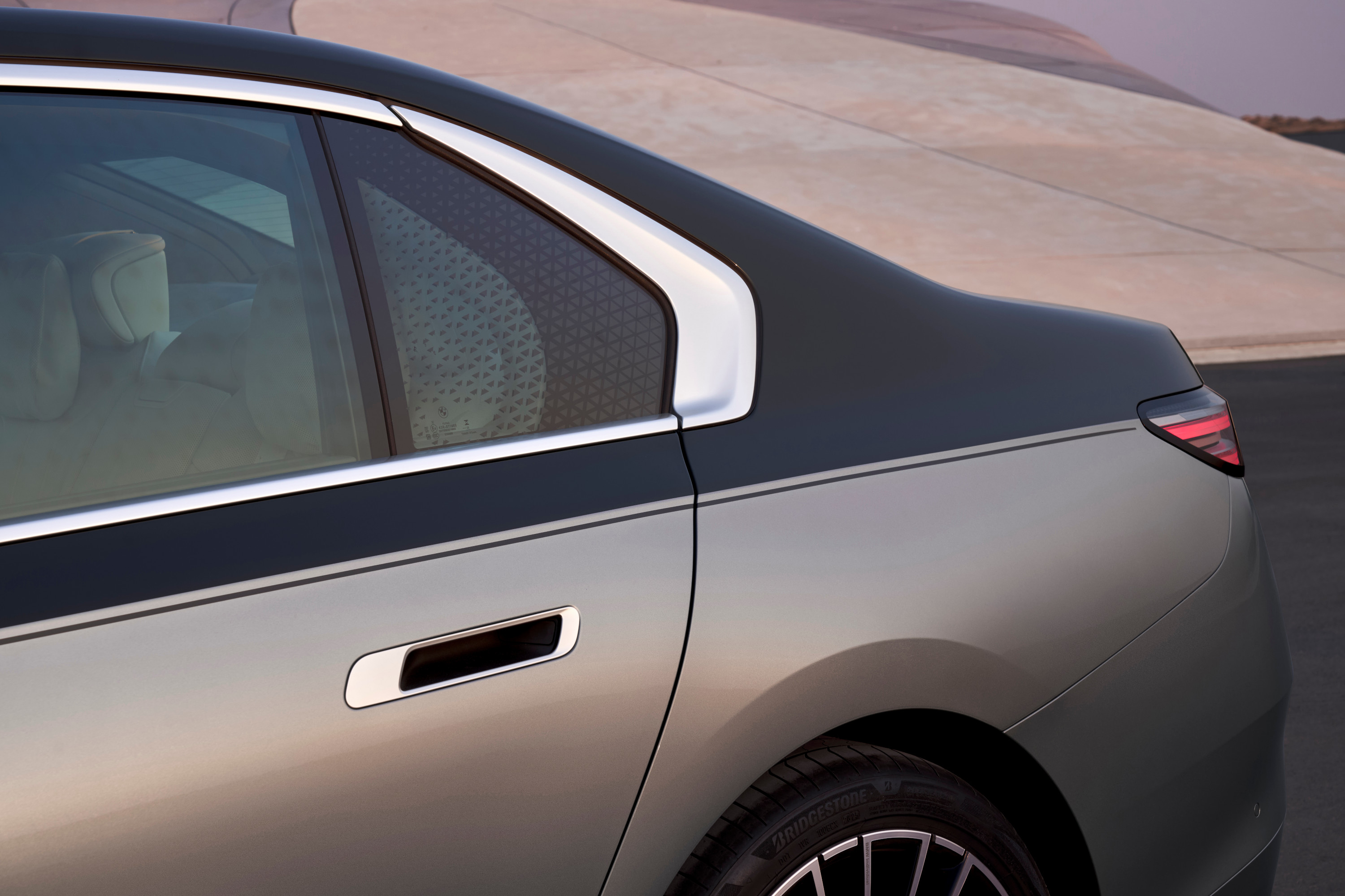 Detail of the new two-tone paintwork and the famous BMW 'Hofmeister Kink'