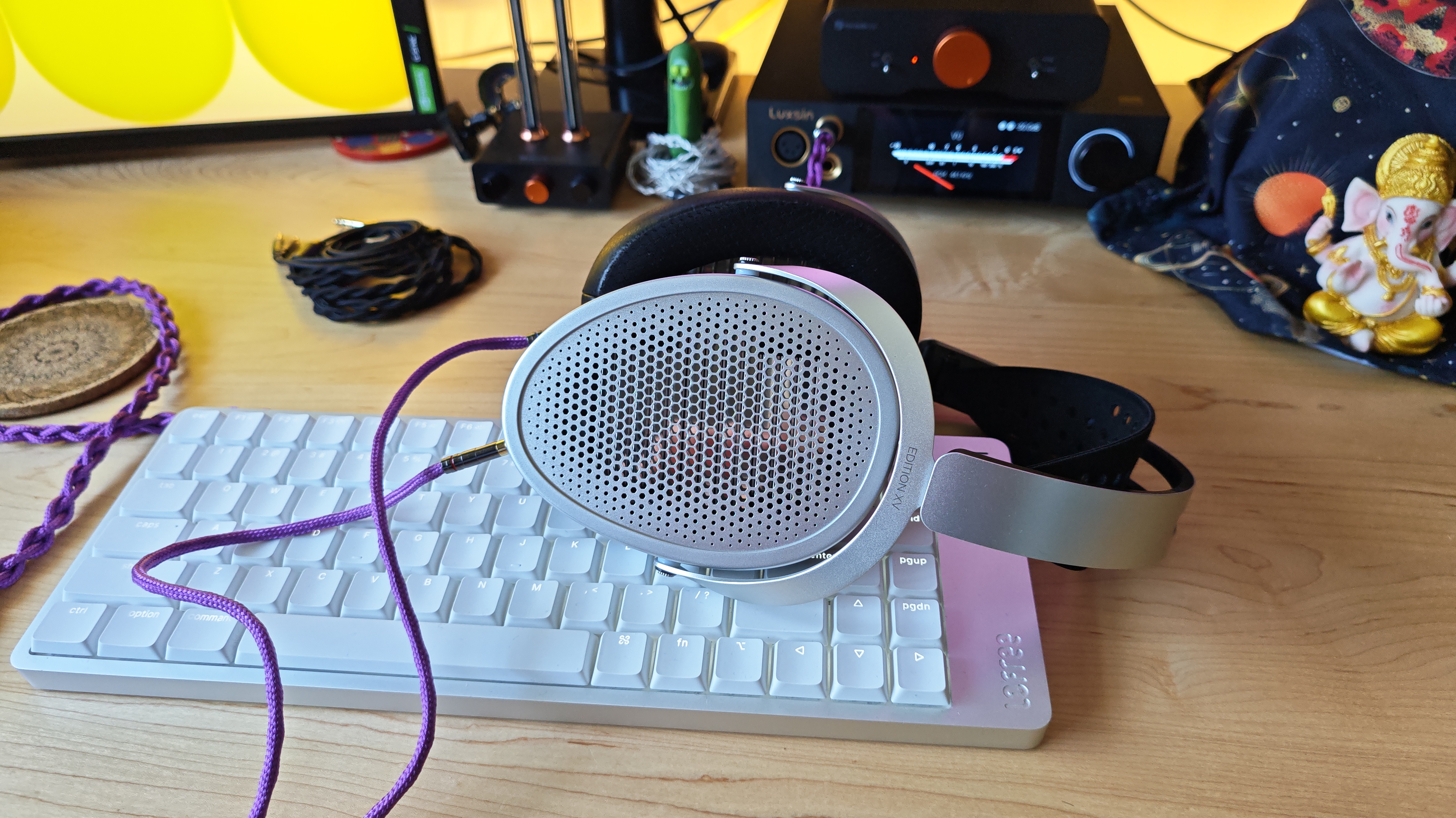 Photos of the HiFIMan Edition XV.