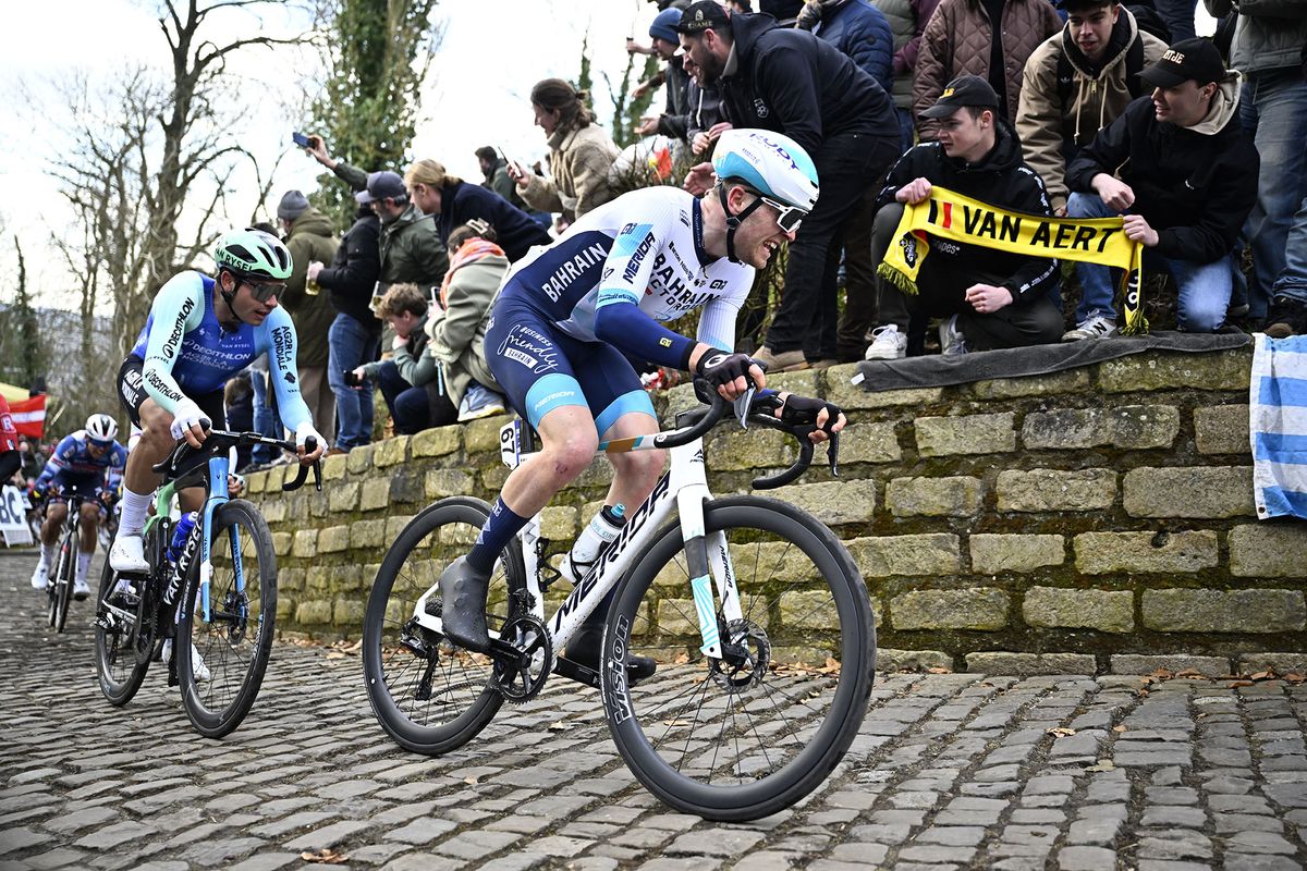 Fred Wright battles with the cobbles of the Muur