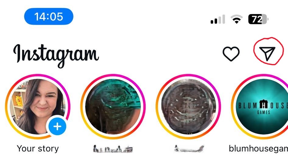 Instagram Stories, circulado em vermelho no canto superior direito da tela com um ícone de avião de papel