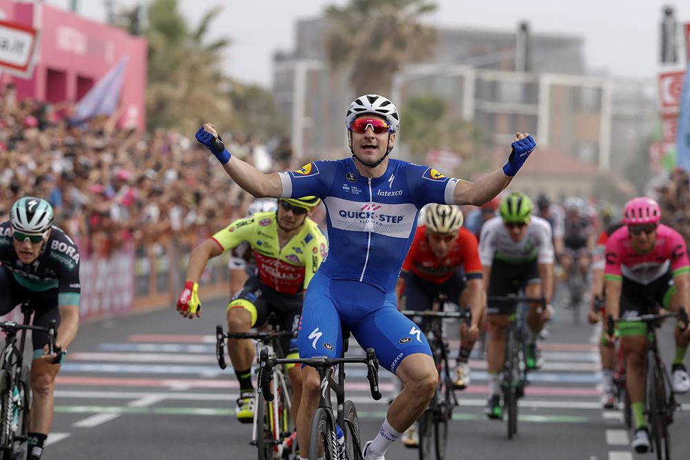 Elia Viviani (Quick-Step Floors) wins stage 2 at the Giro d'Italia