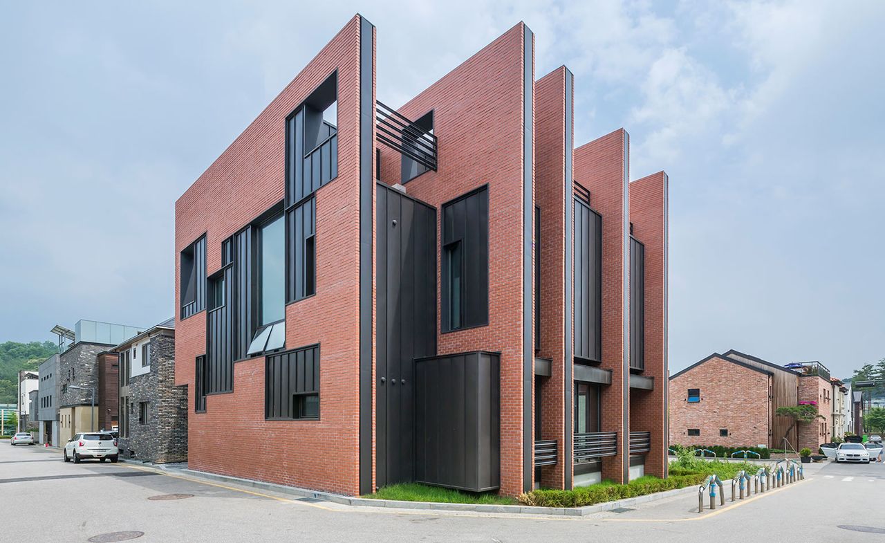 Chronotope Wall House is located in the suburbs of Seoul in Gyeonggi do