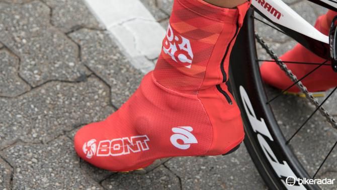 Another Drapac rider in shoe covers. Hiding another brand of shoe perhaps?