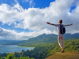 mujer feliz al aire libre