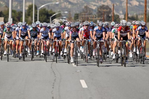The women's bunch seeming content to let a rider get up the road
