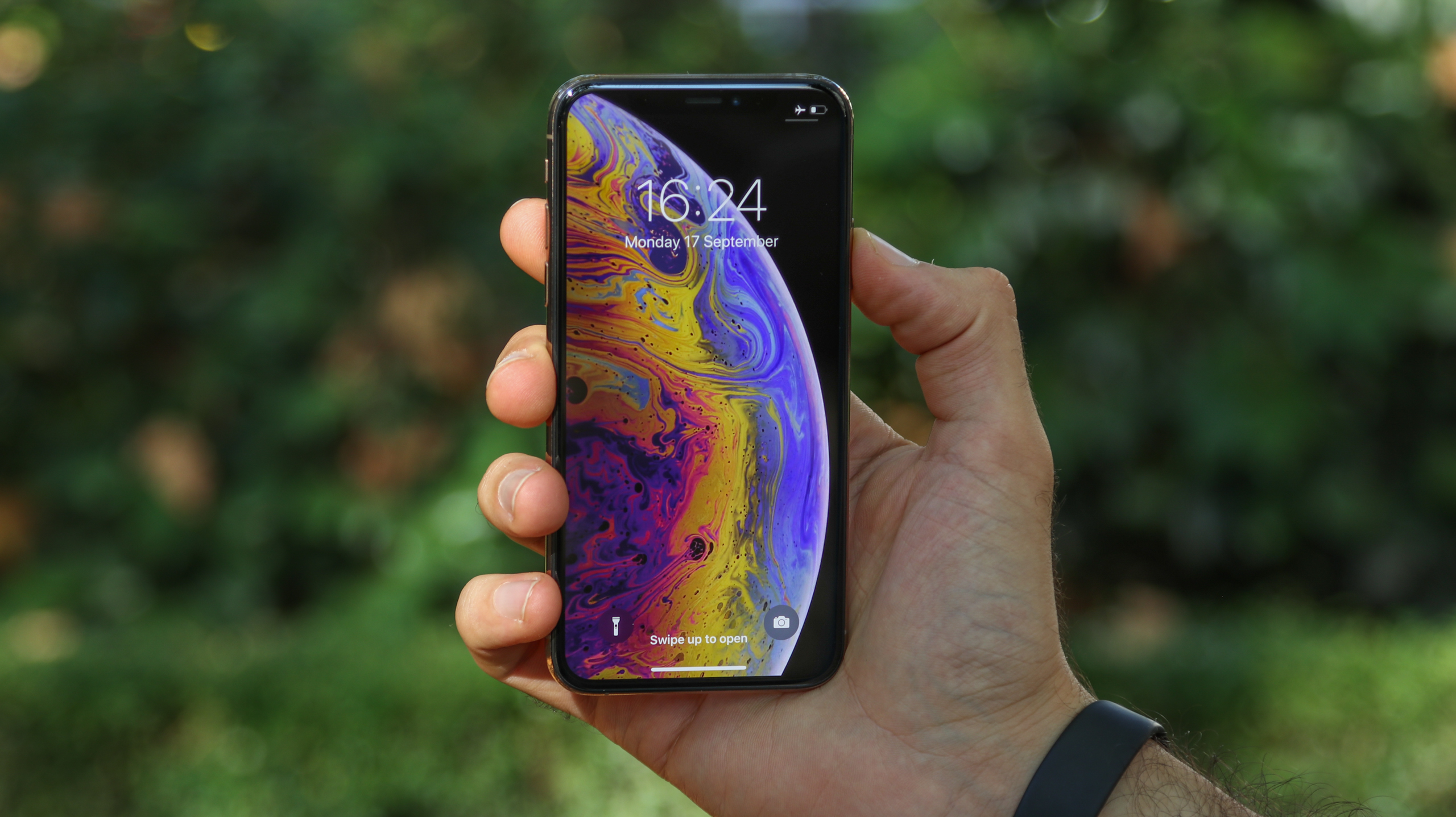 ベストセラー激安 iPhone Xs Silver 64 GB au - スマートフォン/携帯電話