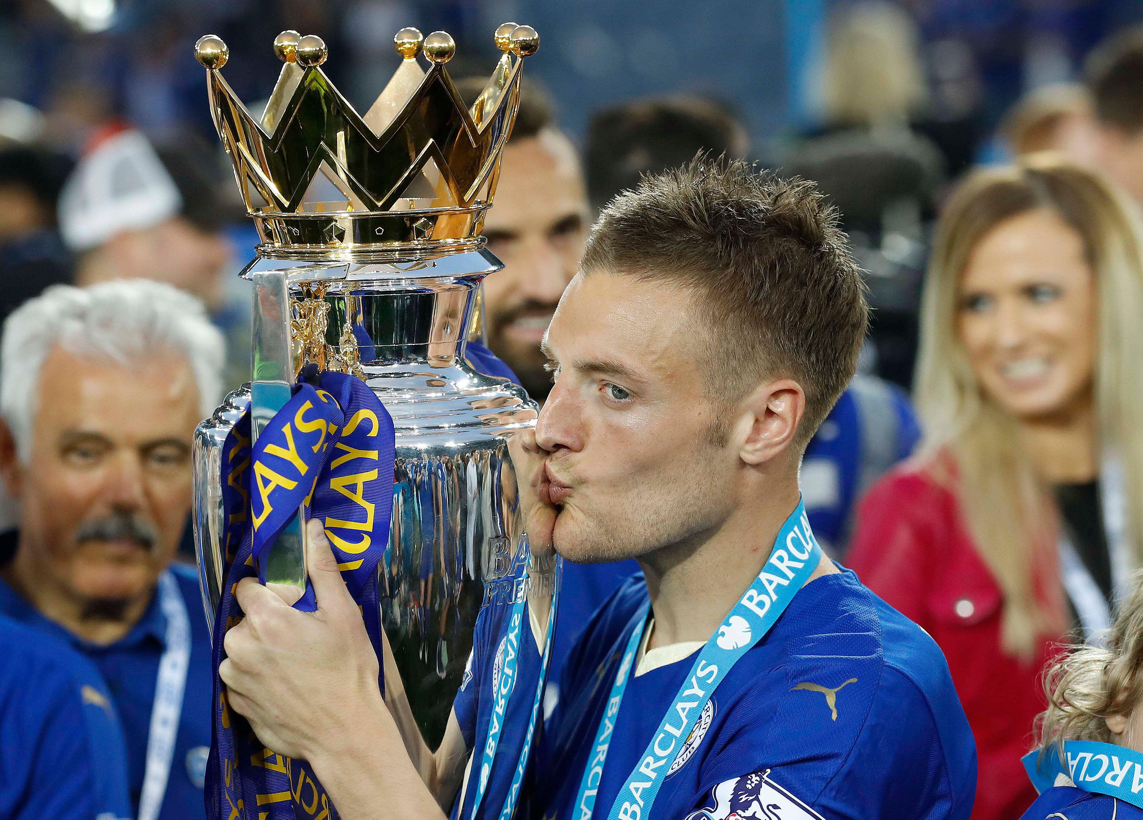 Leicester City's Jamie Vardy kisses the Premier League trophy, 2016