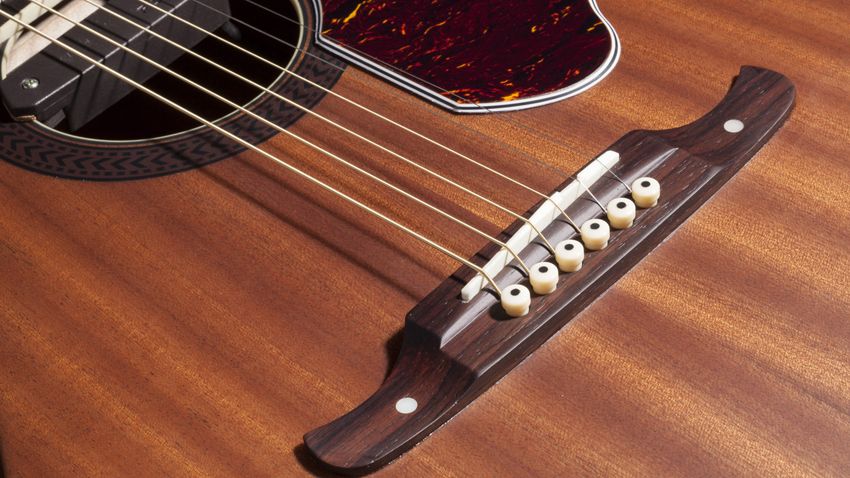The Tim Armstrong Deluxe is available for left and right handed players. Hooray!