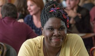 Ghostbusters (2016) Leslie Jones sitting in a restaurant, with cool highlights