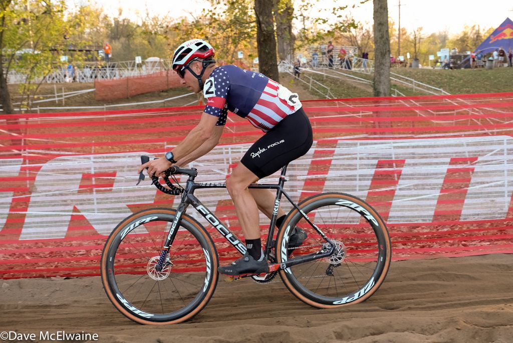 Jeremy Powers (Aspire Racing) riding five seconds behind Hyde