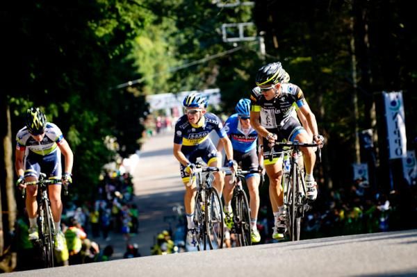 Julian David Arredondo (Nippo) leads the front group with 10km to go.