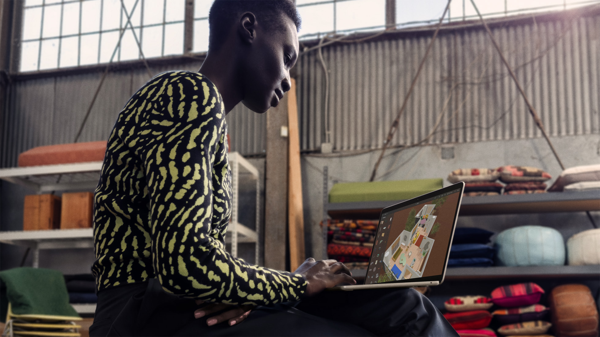 En ung kvinna sitter och arbetar på en Apple MacBook Air 2024.