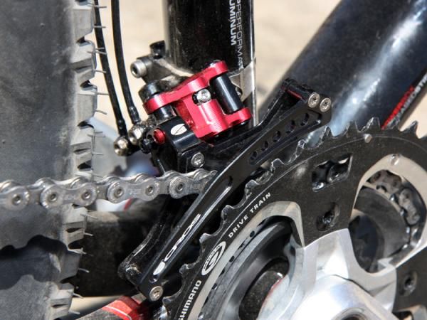The Acros hydraulic front derailleur uses a parallelogram mechanism like conventional derailleurs but the mechanism is rotated on its side.