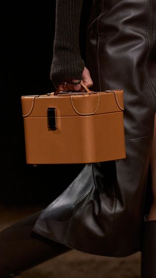 Imagem detalhada de uma sacola de vaidade na pista Hermès Outono/Inverno 2025