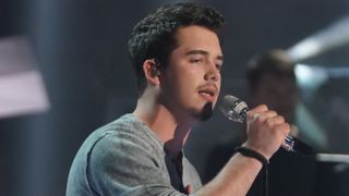 Noah Thompson singing on American Idol
