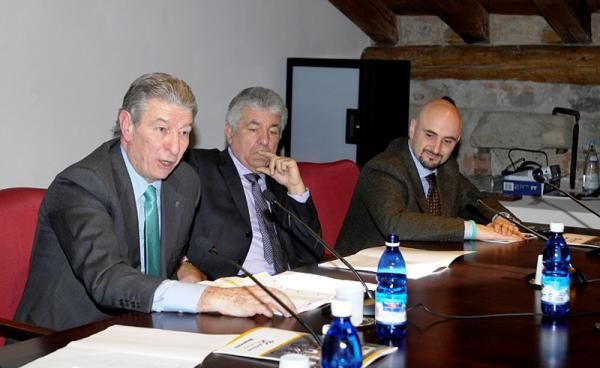 Team president Felice Gimondi spoke at the presentation.