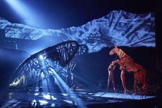 1.-The-cast-of-War-Horse-at-the-New-London-Theatre-photo-by-Brinkhoff-Mögenburg1.jpg