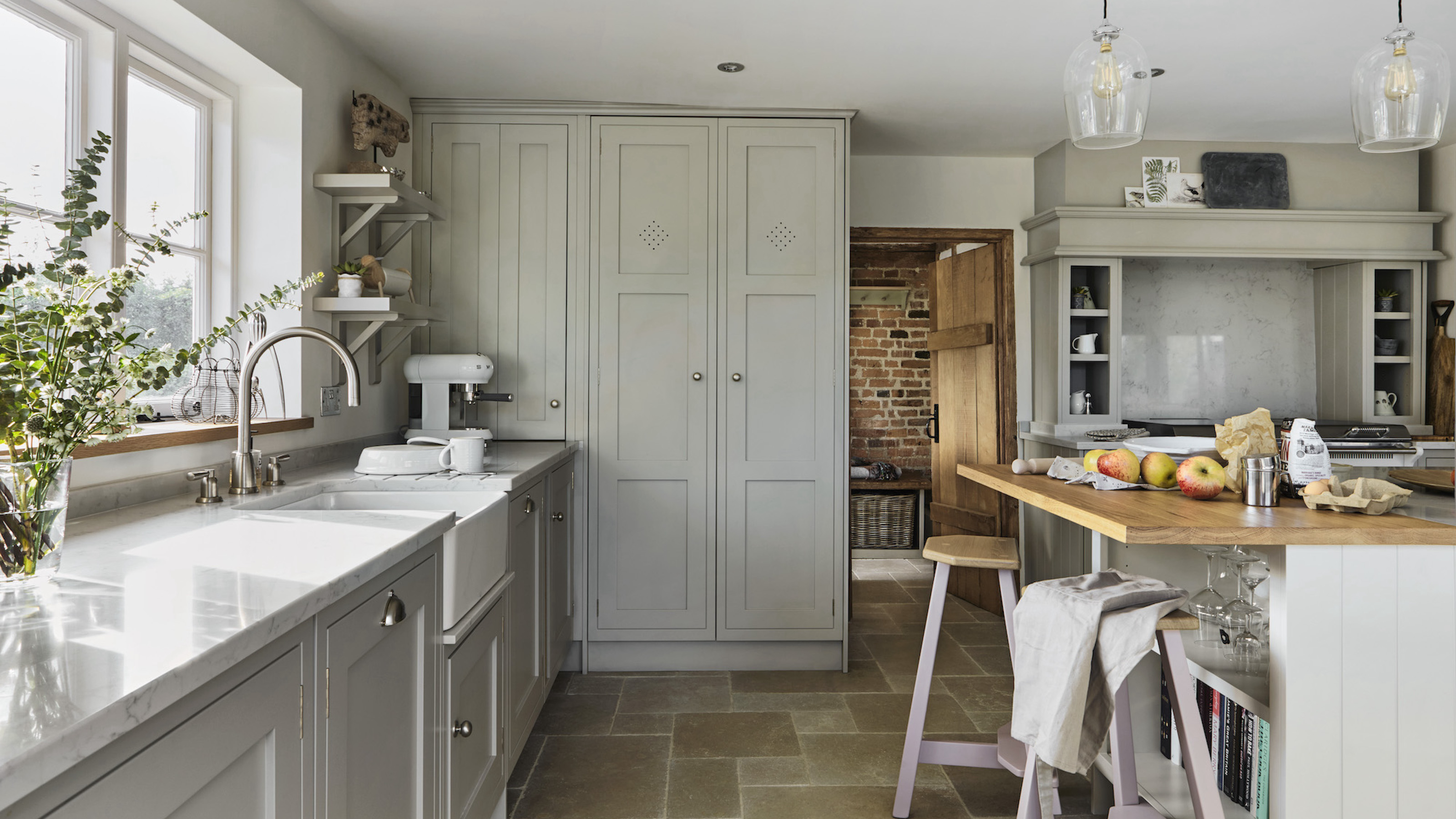 Cottage kitchen ideas 20 pretty ways to decorate homey spaces  