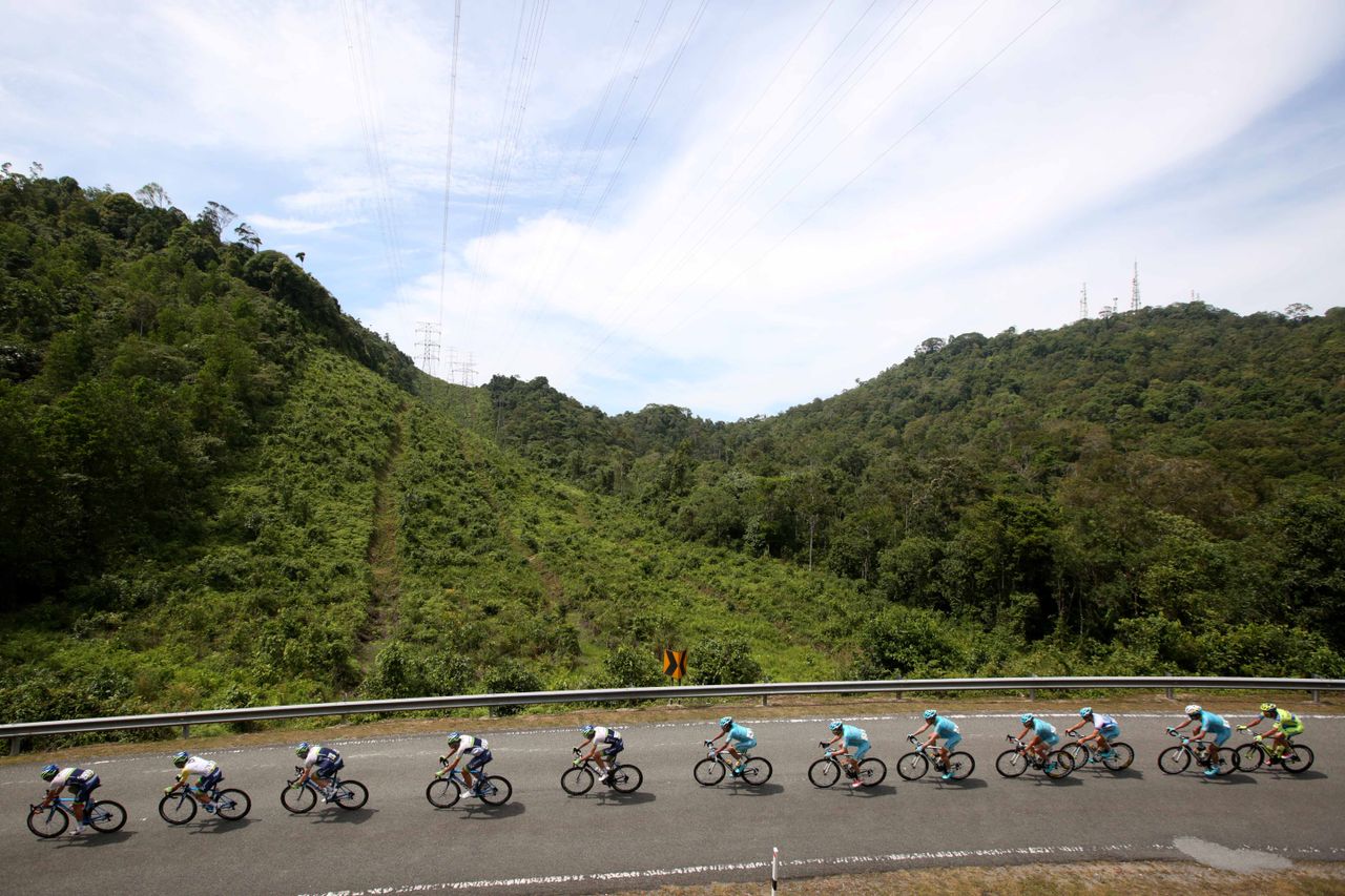 The peloton string out under the pace