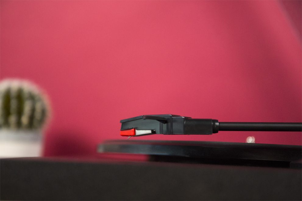 The TN100 has a fixed headshell and cartridge.
