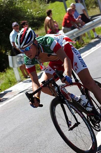 Giovanni Visconti (Quick.Step Innergetic) cuts his path.