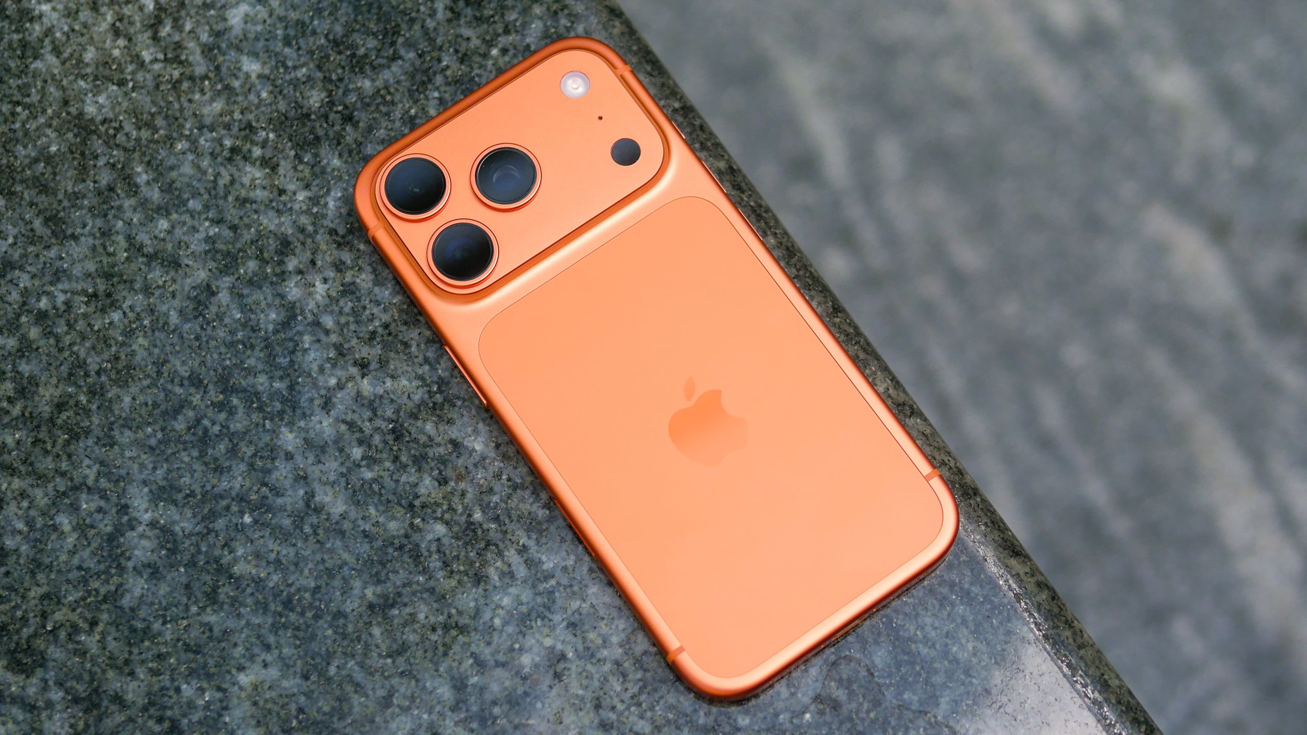 آیفون 18 پرو می تواند از اینترنت ماهواره ای کامل 5G پشتیبانی کند. اما آیا این واقعاً چیز خوبی است؟