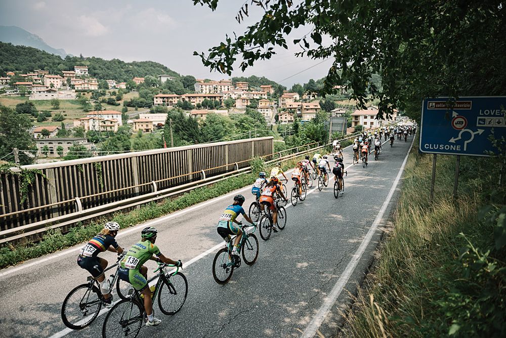 The peloton on the way to Aprica at the Giro Rosa
