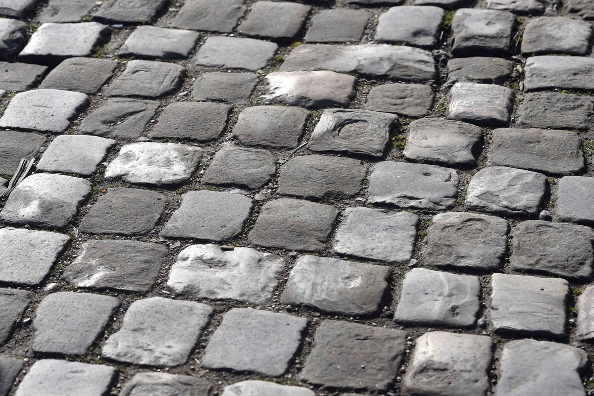 The cobbles begin at the start in the square in Compiegne