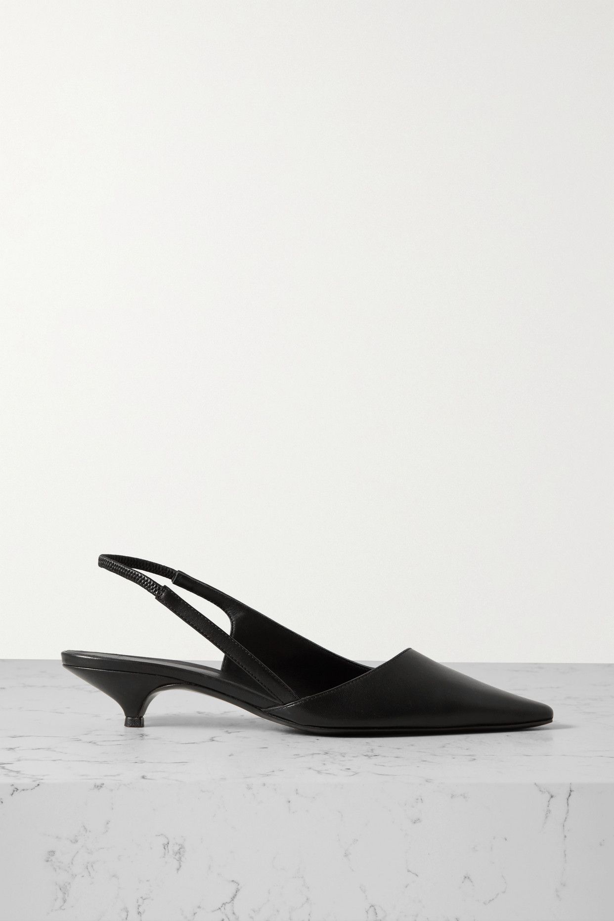 missing-image كيندال جينر صممت للتو طماق الركاب مع كعب هريرة