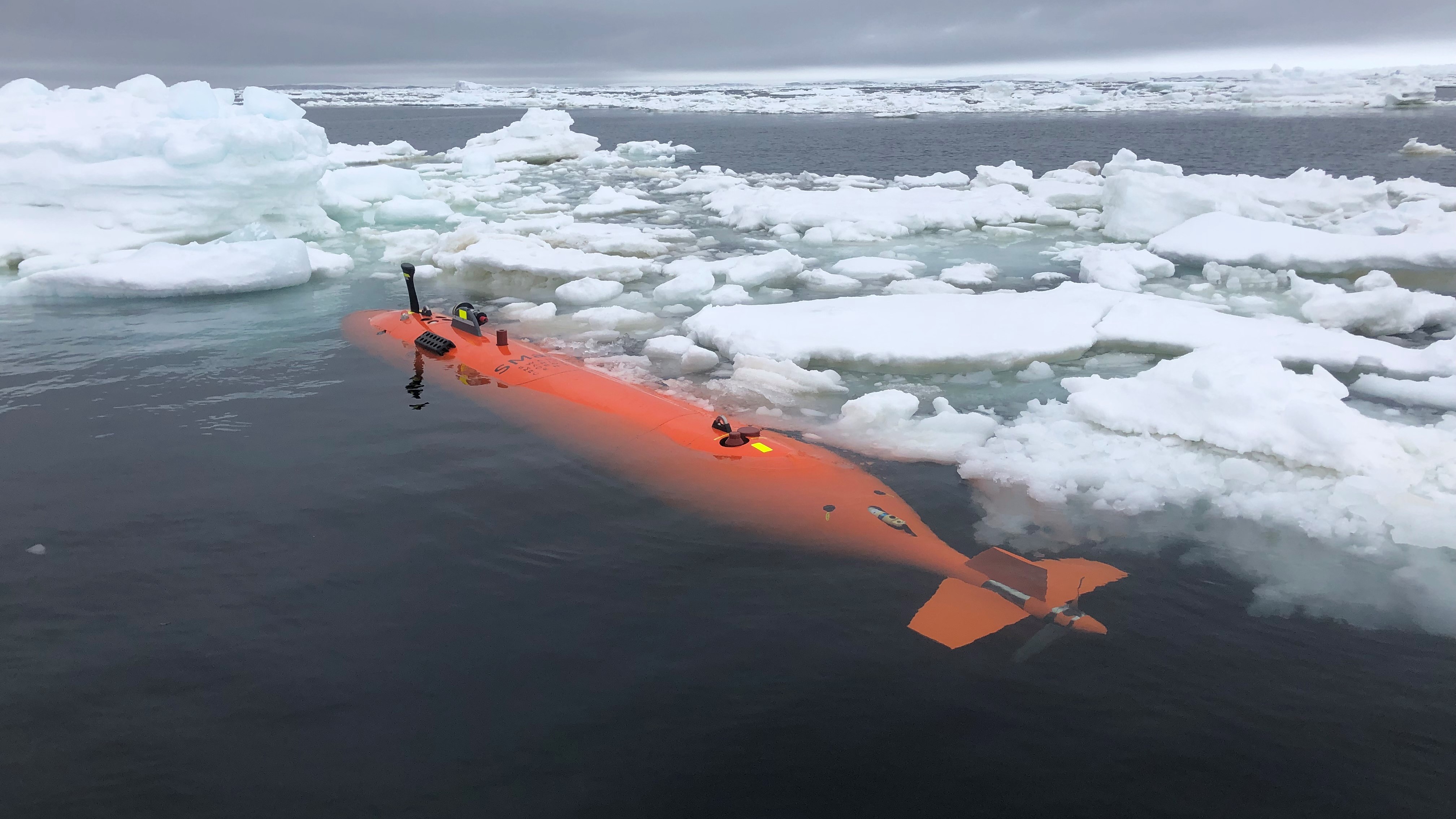 Der Unterwasserroboter Rán auf der Meeresoberfläche, kurz bevor er unter den Thwaites-Gletscher taucht, um den Meeresboden zu kartieren.