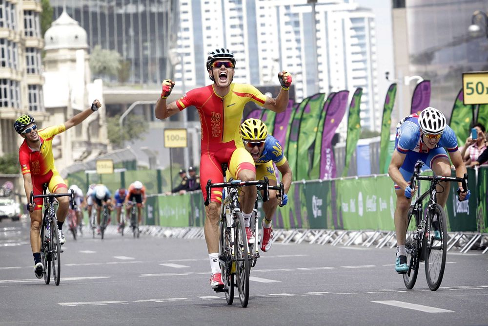 Luis Le&oacute;n S&aacute;nchez celebrates as he crosses the line