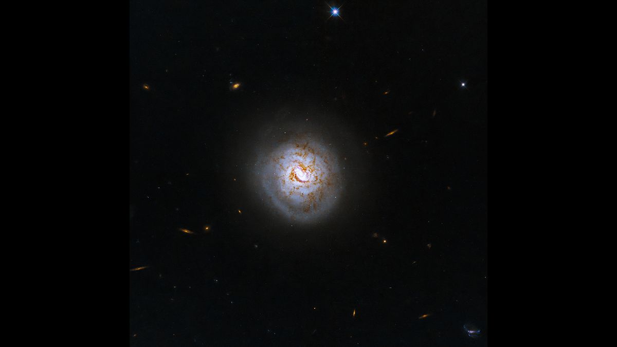 Foto espacial de la semana: Hubble captura una 'galaxia de béisbol' con un corazón de agujero negro