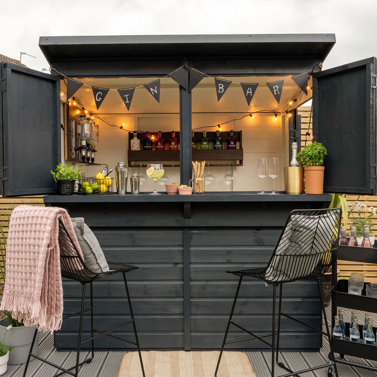 Garden bar ideas on a budget to create an affordable summer drinking ...
