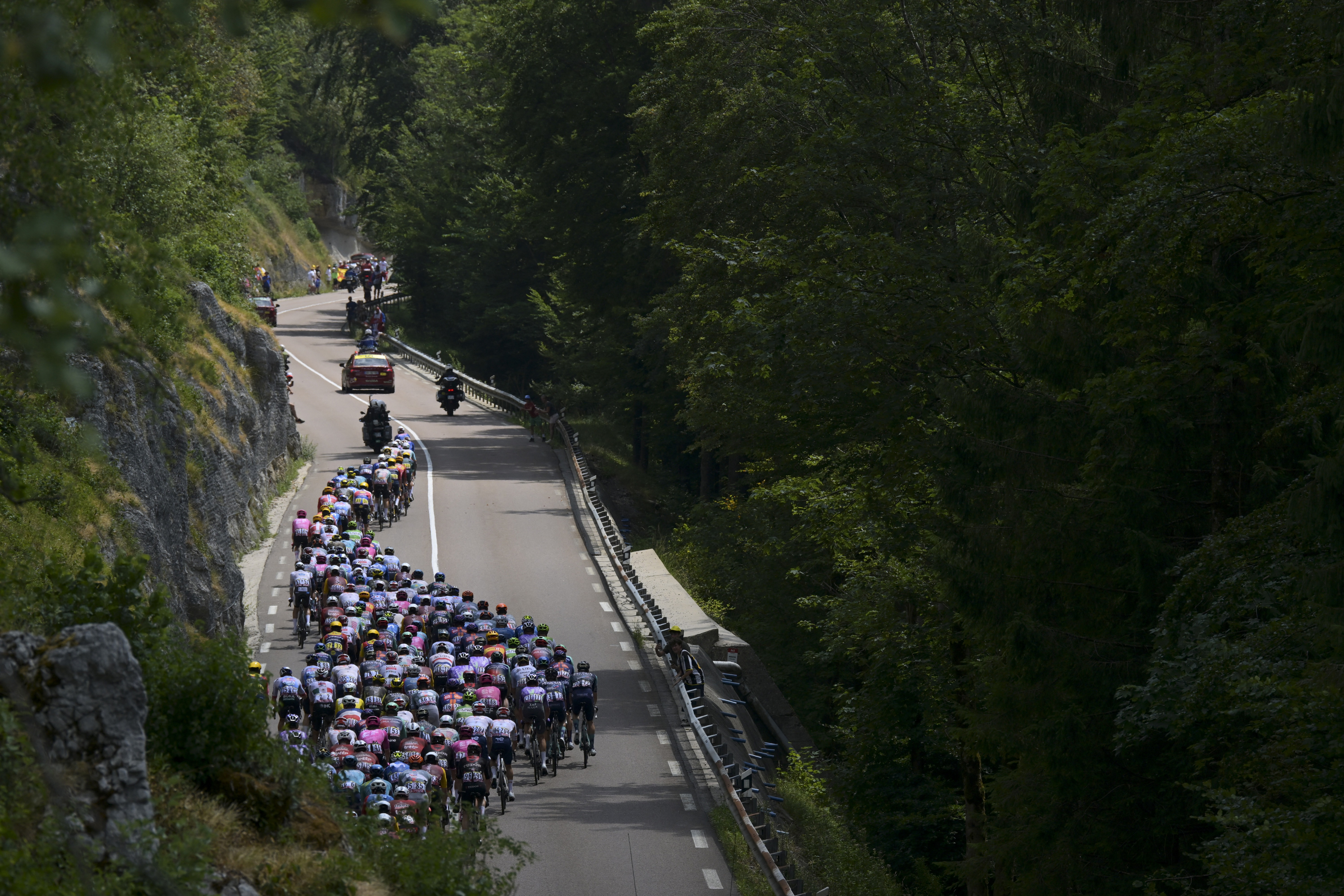 Tour de France stage 15 LIVE: Huge talent packed break has small gap over the peloton at the halfway point