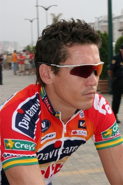 Robbie McEwen (Davitamon-Lotto) is trying to top the podium on at least one stage here, thus taking a victory in each of the Grand Tours this season.